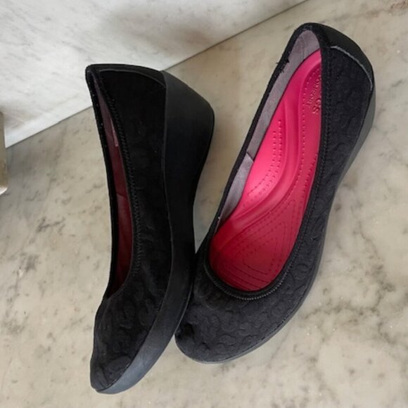 CROCS Busy Day Cual Comfort Leopard Print Black Wedge W10 - Picture 2 of 15